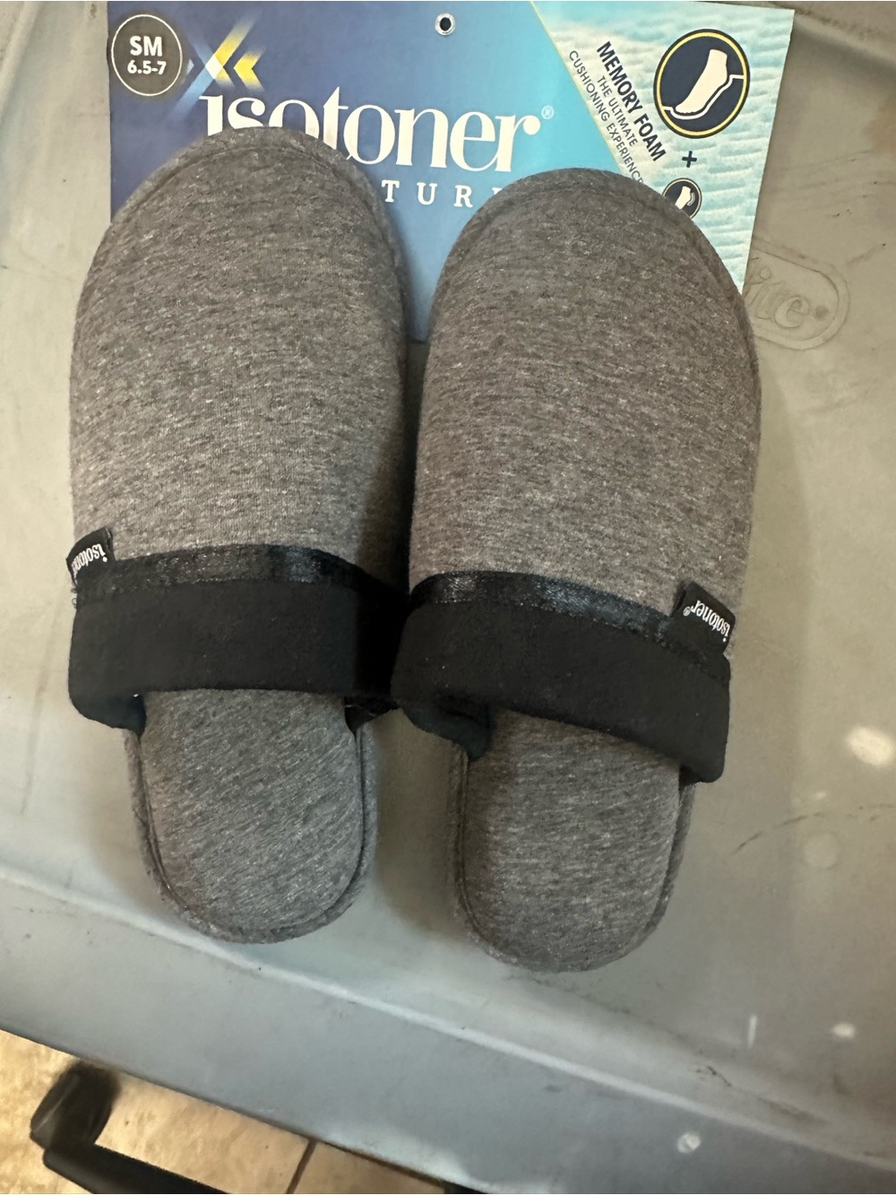 isotoner Women's small 6.5-7 Gray & Black Memory Foam Slide Slippers